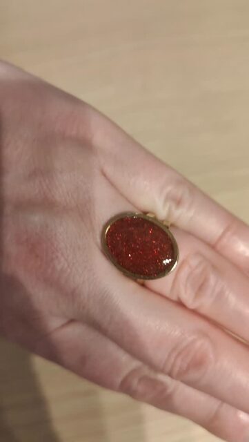 Bague dorée sertie de paillettes rouges =élégance jusqu'au bout des doigts ✨