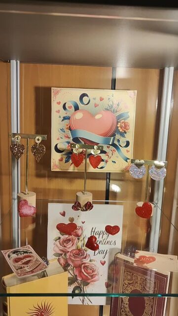 ✨Pour  la Saint-Valentin, laisse parler les cœurs et les paillettes. Marque -page, boucles d'oreilles, porte clés ou broche ❤️, chaque création scintille d'amour et apporte une touche lumineuse et délicate à ton quotidien. Des petits trésors à offrir ou à s'offrir.✨
#resinart #madewithlove♥️ #in Levallois#jewelry #paillettes artlovers