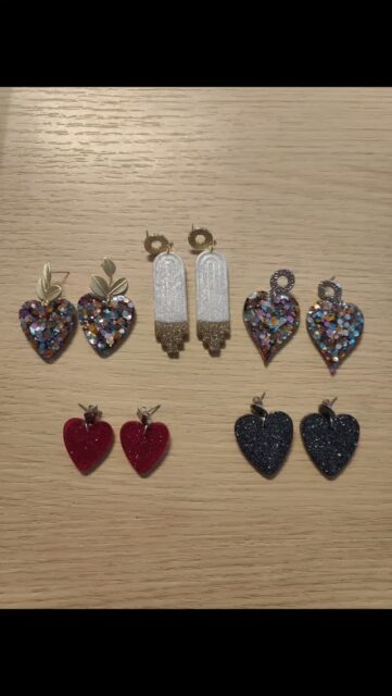 ✨Qui veut des Bowies dans sa vie? ✨
Merci pour vos commandes 🙏🏼
#resınart #paillettes #jewelry #faitmain #madeinlevallois