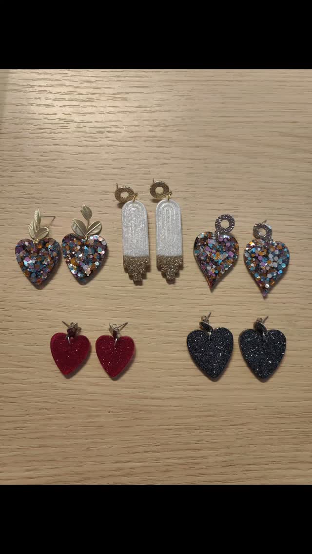 ✨Qui veut des Bowies dans sa vie? ✨
Merci pour vos commandes 🙏🏼
#resınart #paillettes #jewelry #faitmain #madeinlevallois